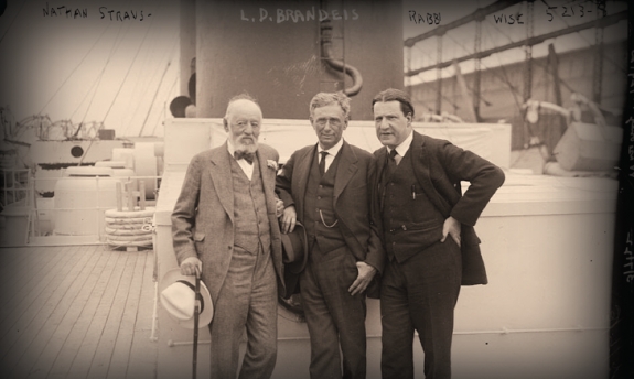 По средата: Луис Брандайс; от дясно: равин Стивън С. Уайс от Американската федерация на ционистите и от ляво: Нейтън Щраус