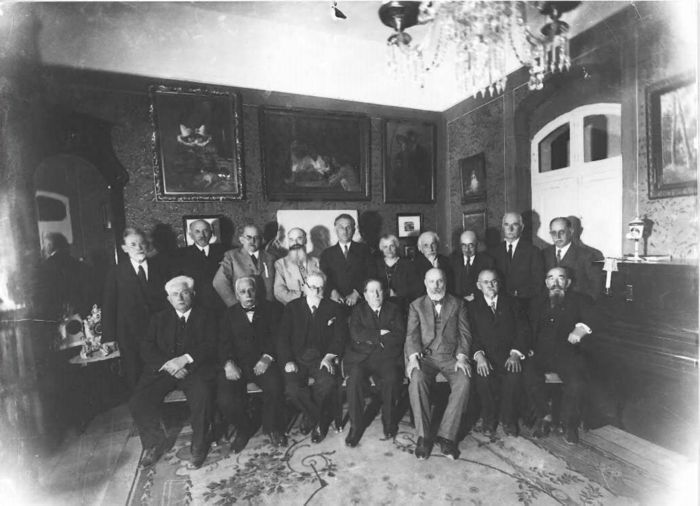 Nahum_Sokolow_with_the_participants_of_the_first_World_Zionist_Congress_at_Heschel_Farbstein's_house_in_Jerusalem_1938