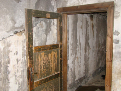 Врата на газова камера в Аушвиц (снимка: 2012 г.)