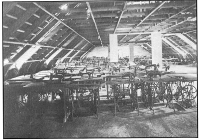 На снимката се вижда работилница за живачки в Аушвиц.