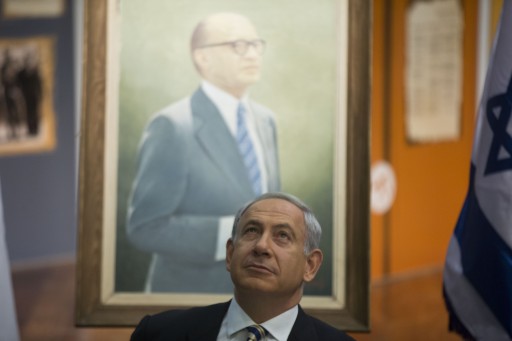 Бенямин Нетаняху, отзад на фона портрет на Бегин