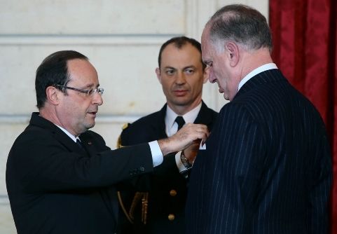 L’agent israélien François Hollande décorant l’agent israélien Ronald Lauder