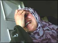 Libanesa chora em Qana, Líbano.