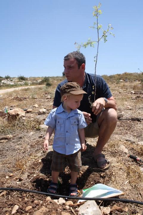 Liev Schreiber and his son in Israel