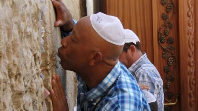 Russell Simmons kisses the Western Wall, Jerusalem.