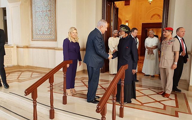 Prime Minister Benjamin Netanyahu (SL), acompanied by his wife Sara, is greeted by Sultan Qaboos bin Said in Oman on October 26, 2018 (Courtesy)
