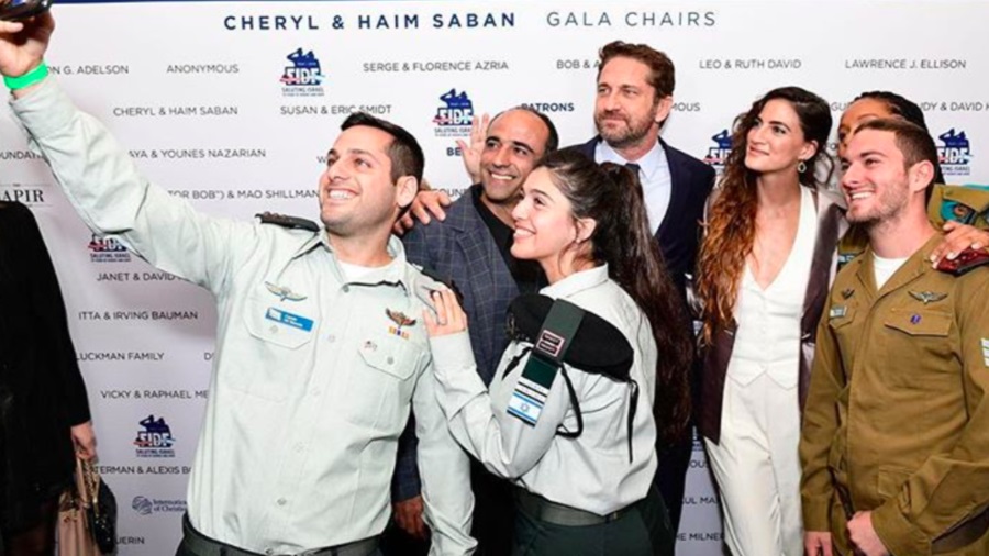 Gerard Butler with Israeli soldiers at the Friends of the IDF (FIDF) Gala in Los Angeles, 2018.