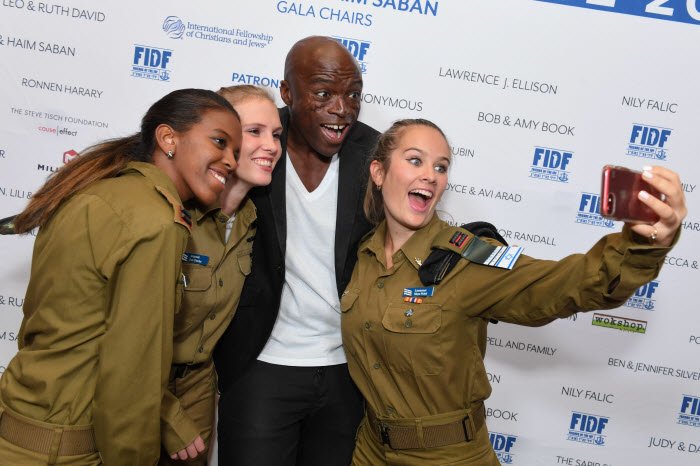 Singer Seal with Israeli soldiers at the Friends of the IDF (FIDF) Gala in 2018.