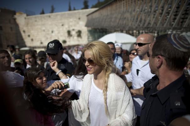 Shakira visits the the Western Wall.